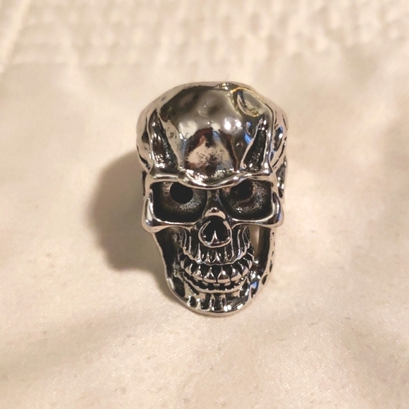 Mens Skull Ring. - Picture 2 of 3